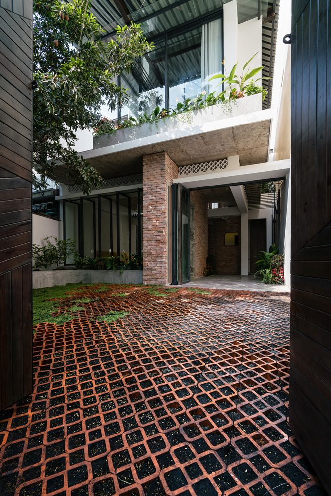越南热带小院中的“遮阳伞”建筑-59