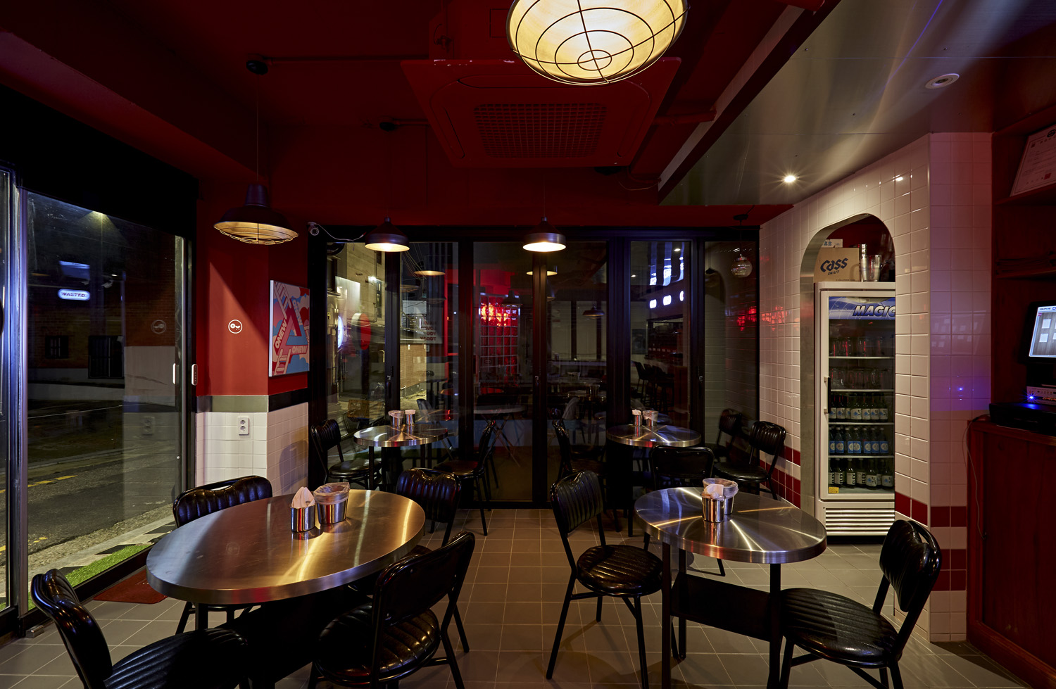 光影营造独特氛围的 18 坪小酒馆设计-13