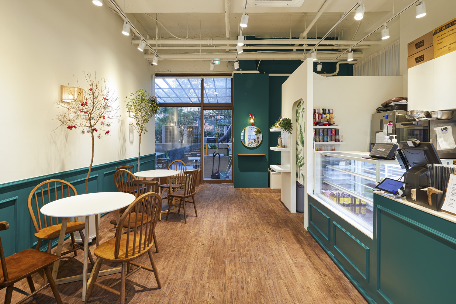 13 平米小空间的华丽转身 | 绿色环保的咖啡厅设计-4