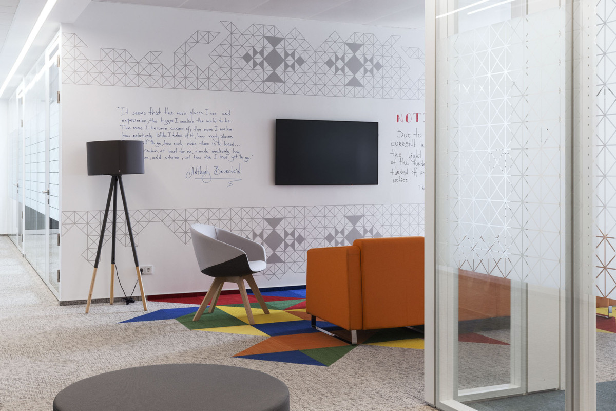 神秘制药公司在保加利亚的活力办公空间-9