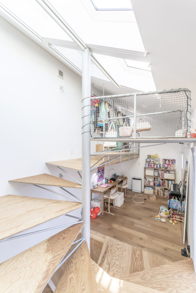 真ん中に螺旋階段のある家中庭のような階段を中心に明るく広く暮らす | Architecture | 100%LiFE-9
