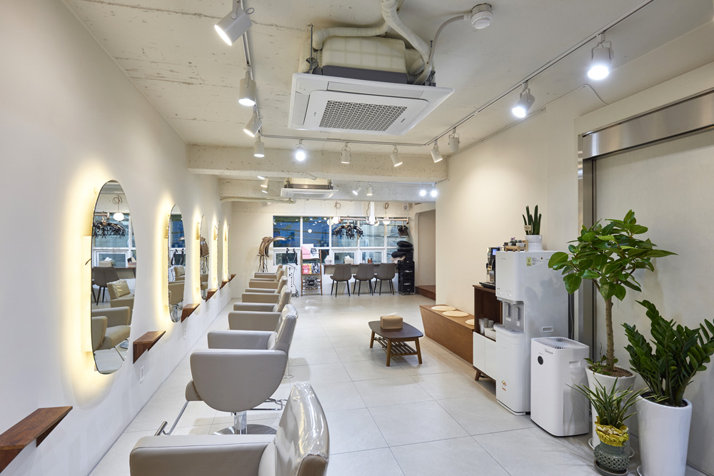 27 平米现代美容院，极简白色与温暖木调的精致空间-2
