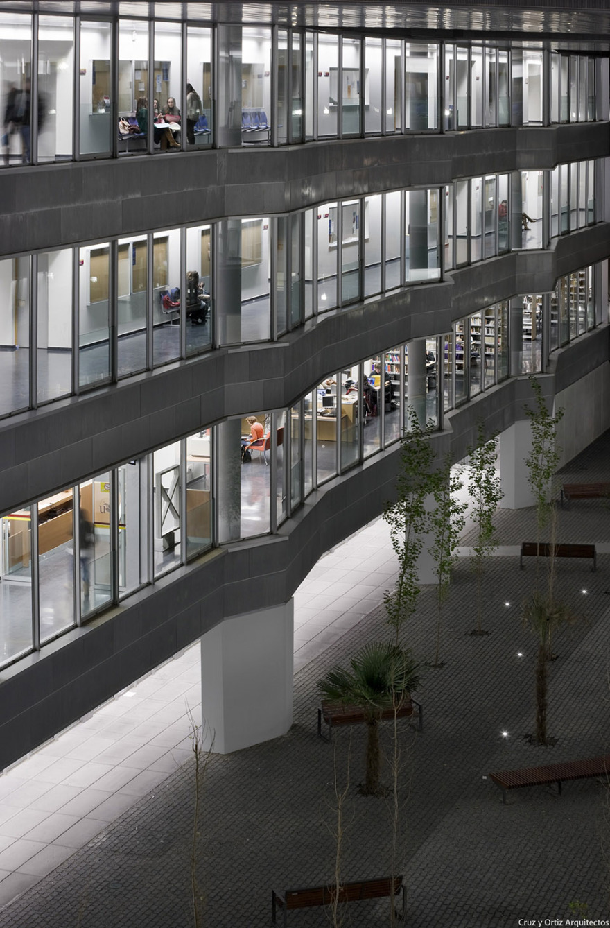 塞维利亚大学科学教育学院 · 创新的叠加建筑设计-54