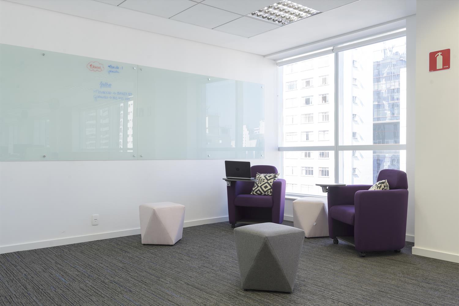 巴西 Extrafarma 办公室 | 木质与玻璃的现代企业空间-16