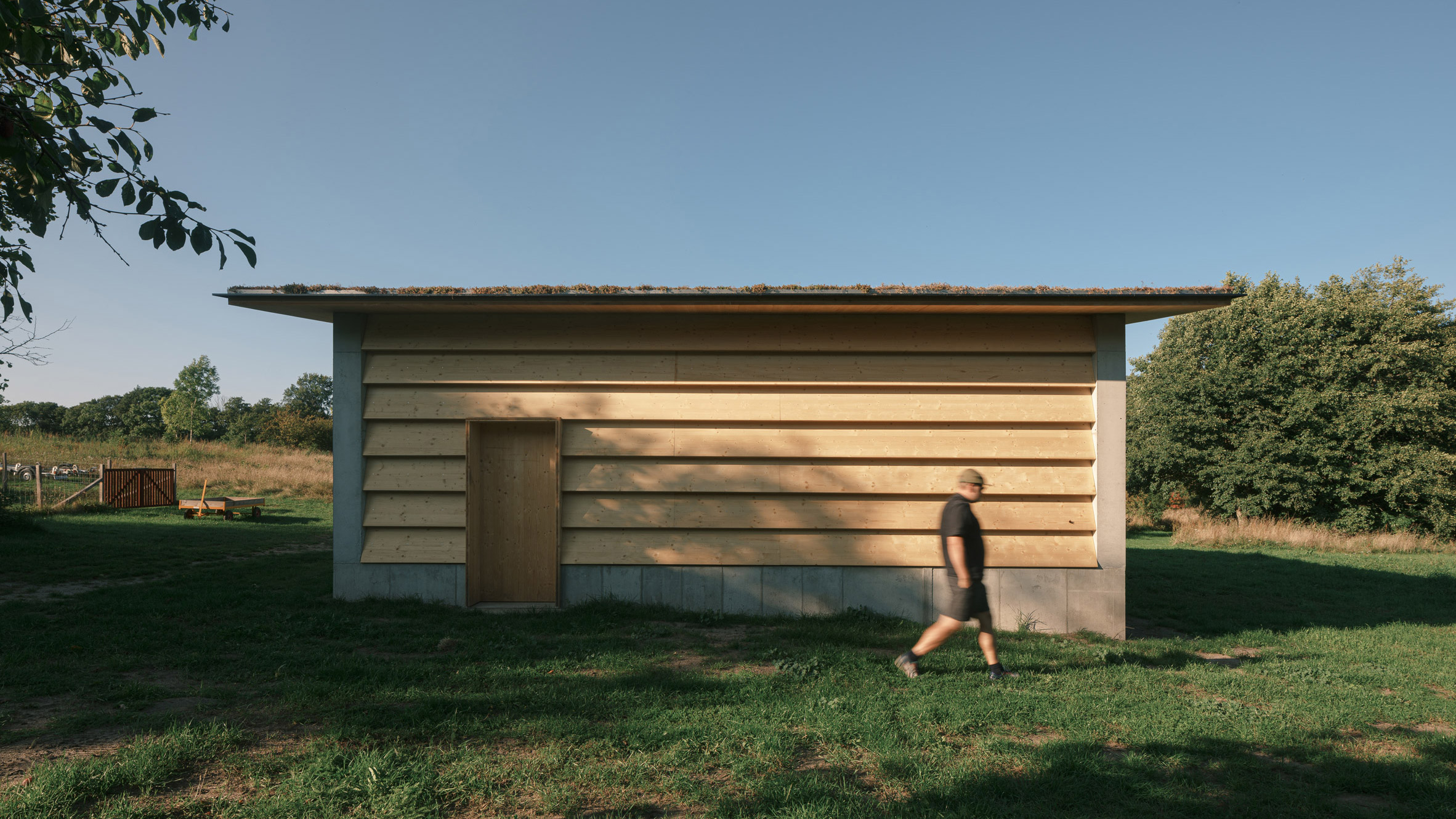 "瑞典 Johan Sundberg Arkitektur 设计木材仓库,'房屋在盒子'结构与环境完美融合"-0