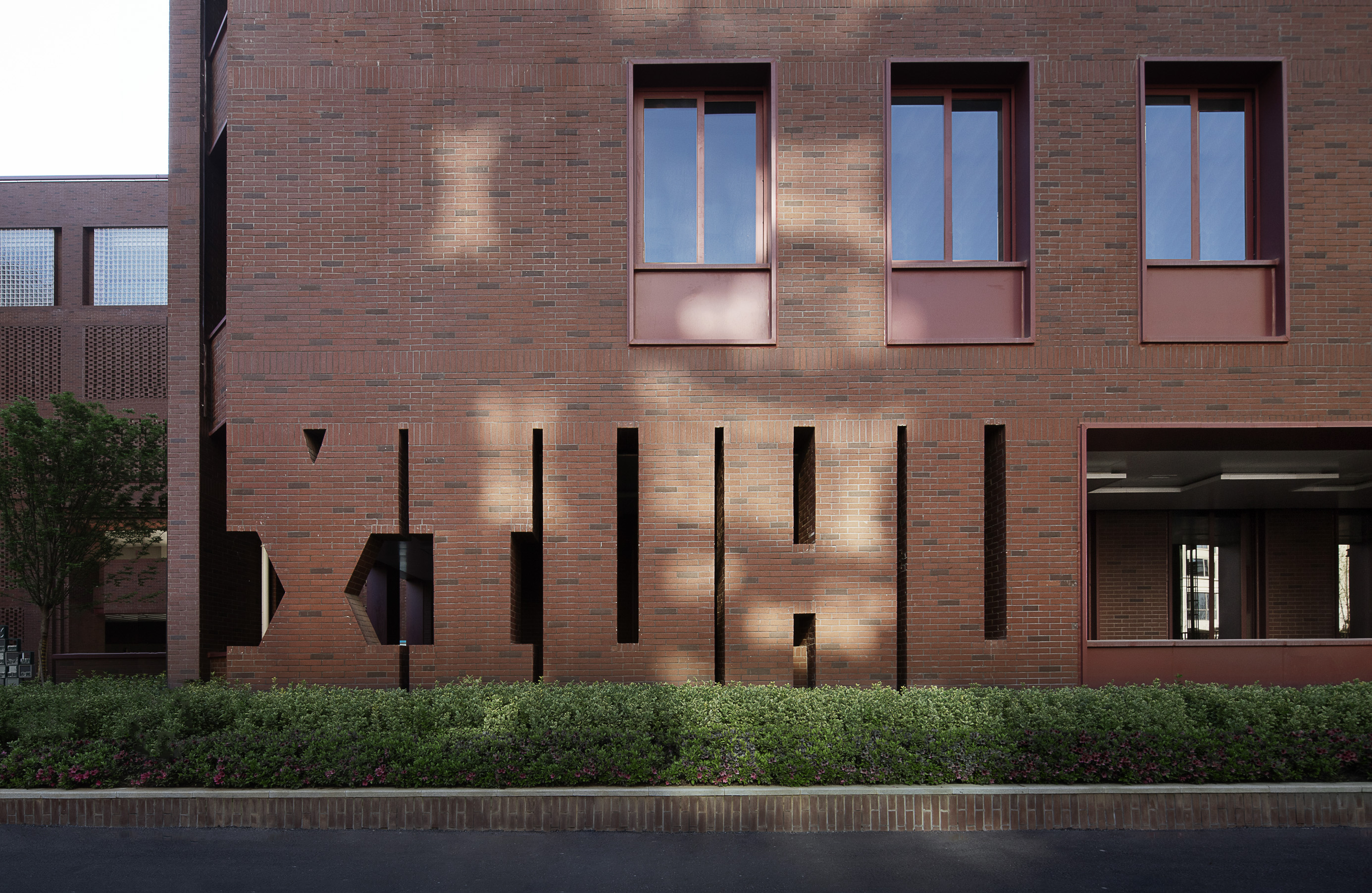 红砖与光影：义乌绣湖小学扩建工程 / 九米设计-15