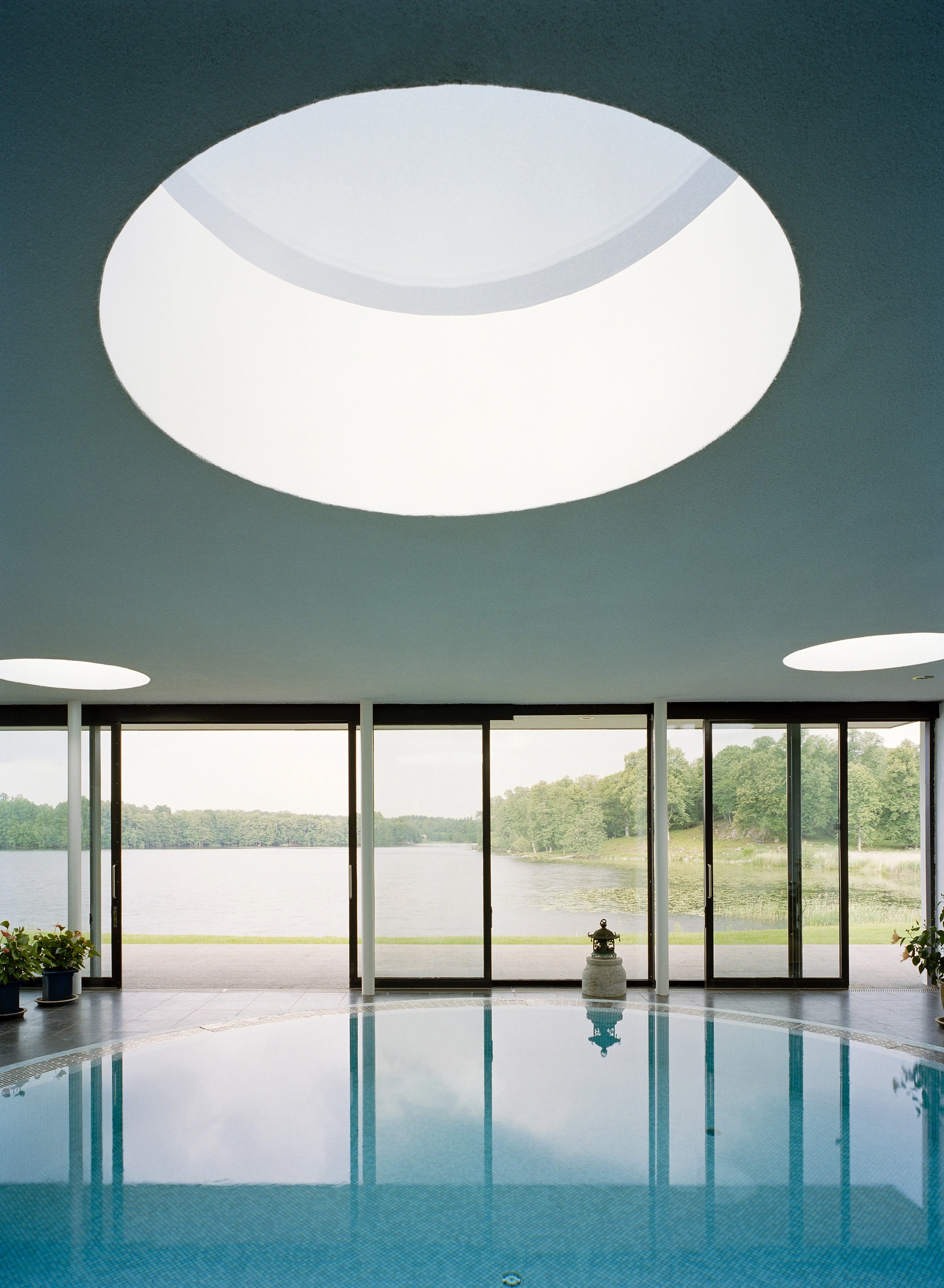 瑞典 17 世纪古堡与现代泳池房的和谐共生-12