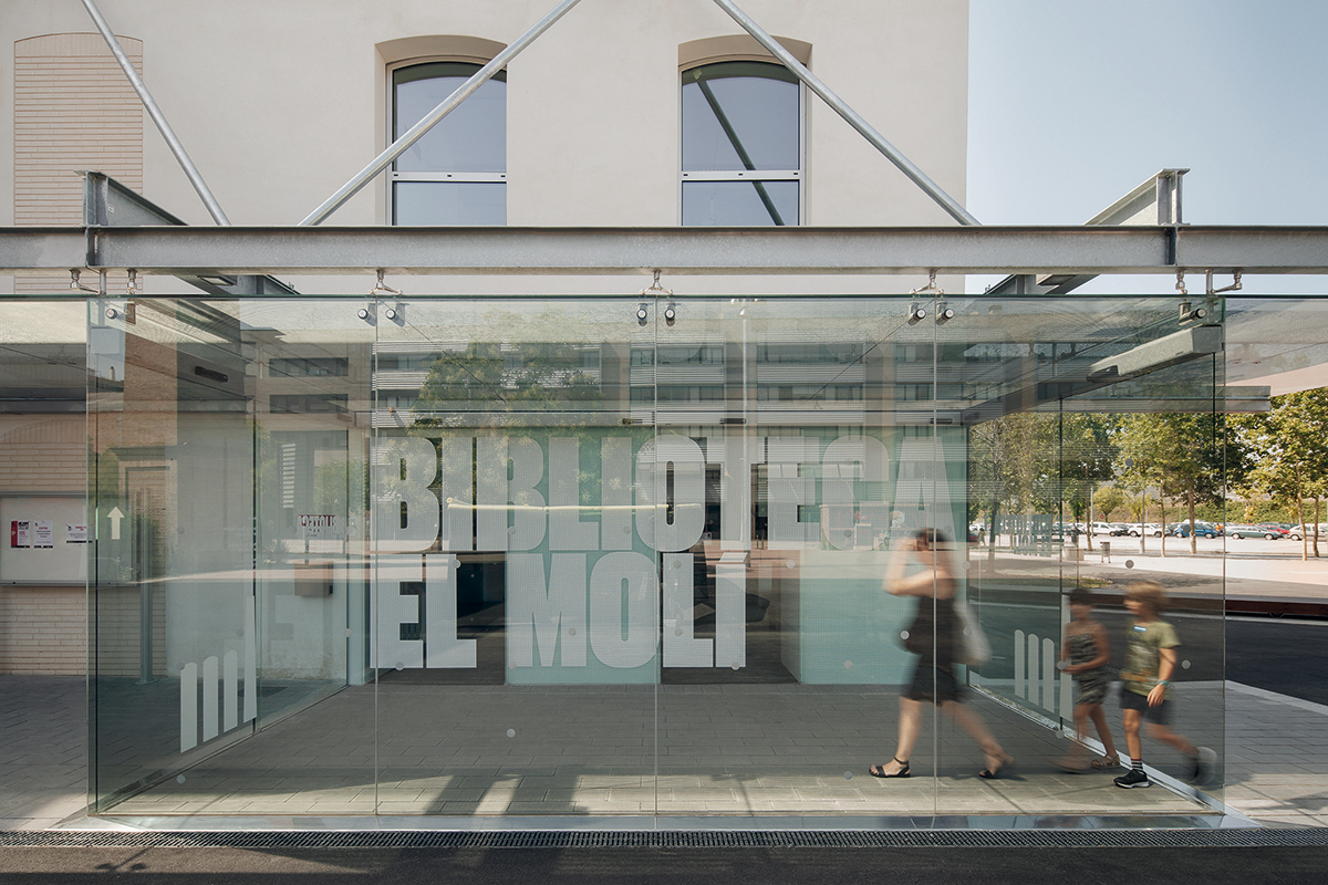 巴塞罗那旧厂房变身图书馆 | 融合历史与现代的创意设计-22