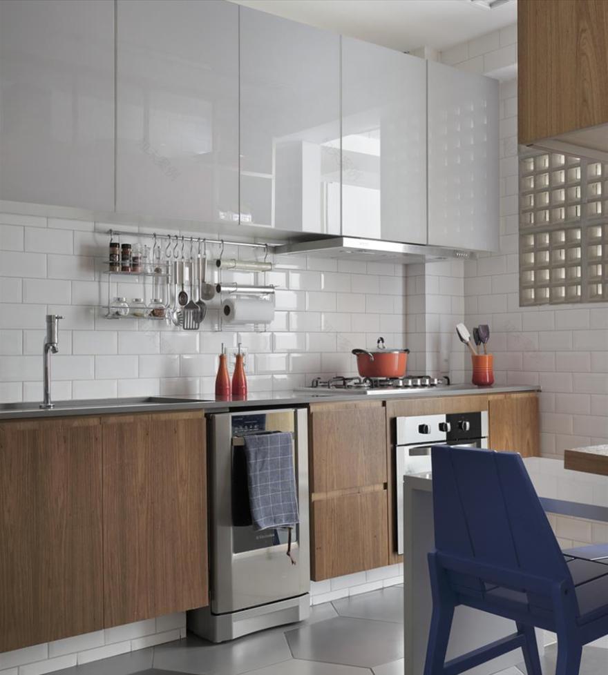 灰黑木质公寓 | 现代简约与自然光线的完美结合-6