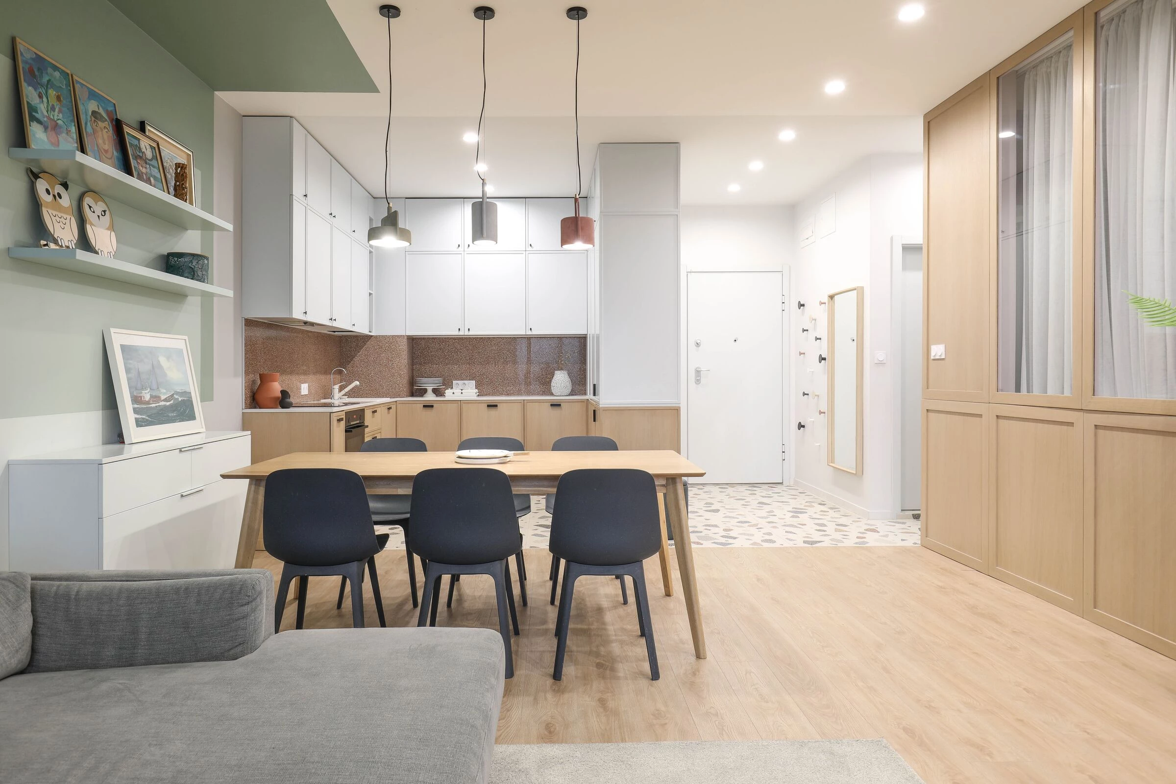 色彩项目 · 充满艺术气息的 2021 年家庭公寓设计丨保加利亚布尔加斯丨Think Forward-16