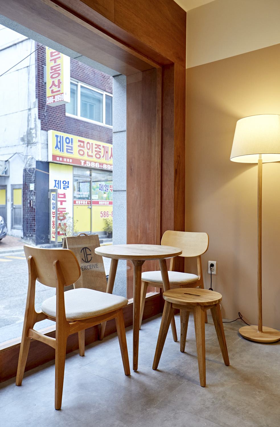 梦幻般的木质咖啡馆 | 13 平米的小空间大魅力-13