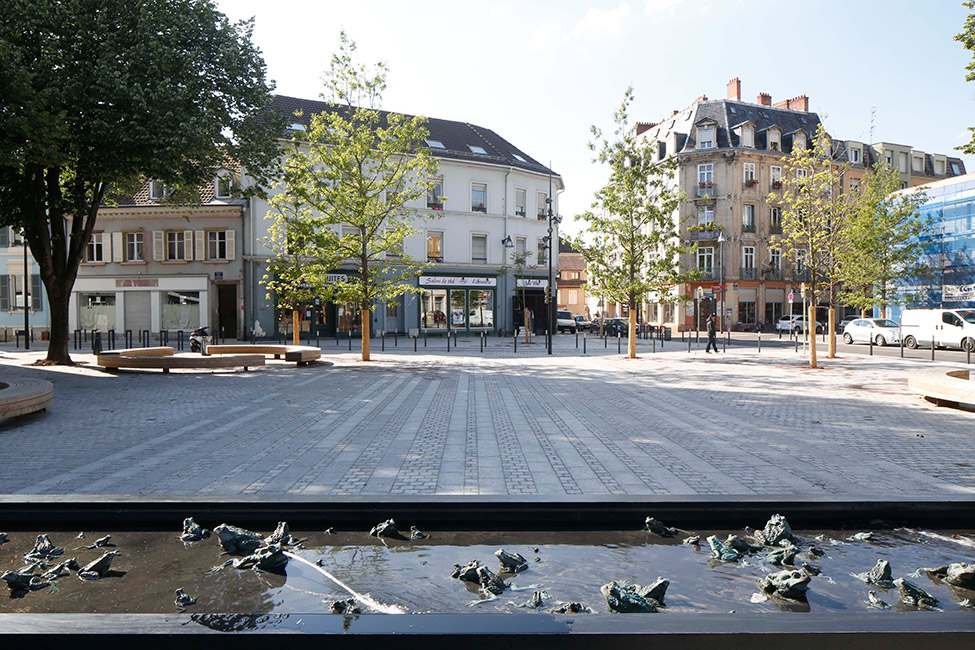 法国城市翻新之作 · 金属齿轮嵌入广场,激活历史古城-18