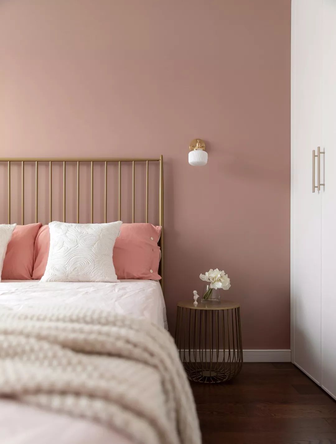 轻奢风卧室设计，黄铜色床铺打造高档氛围-30