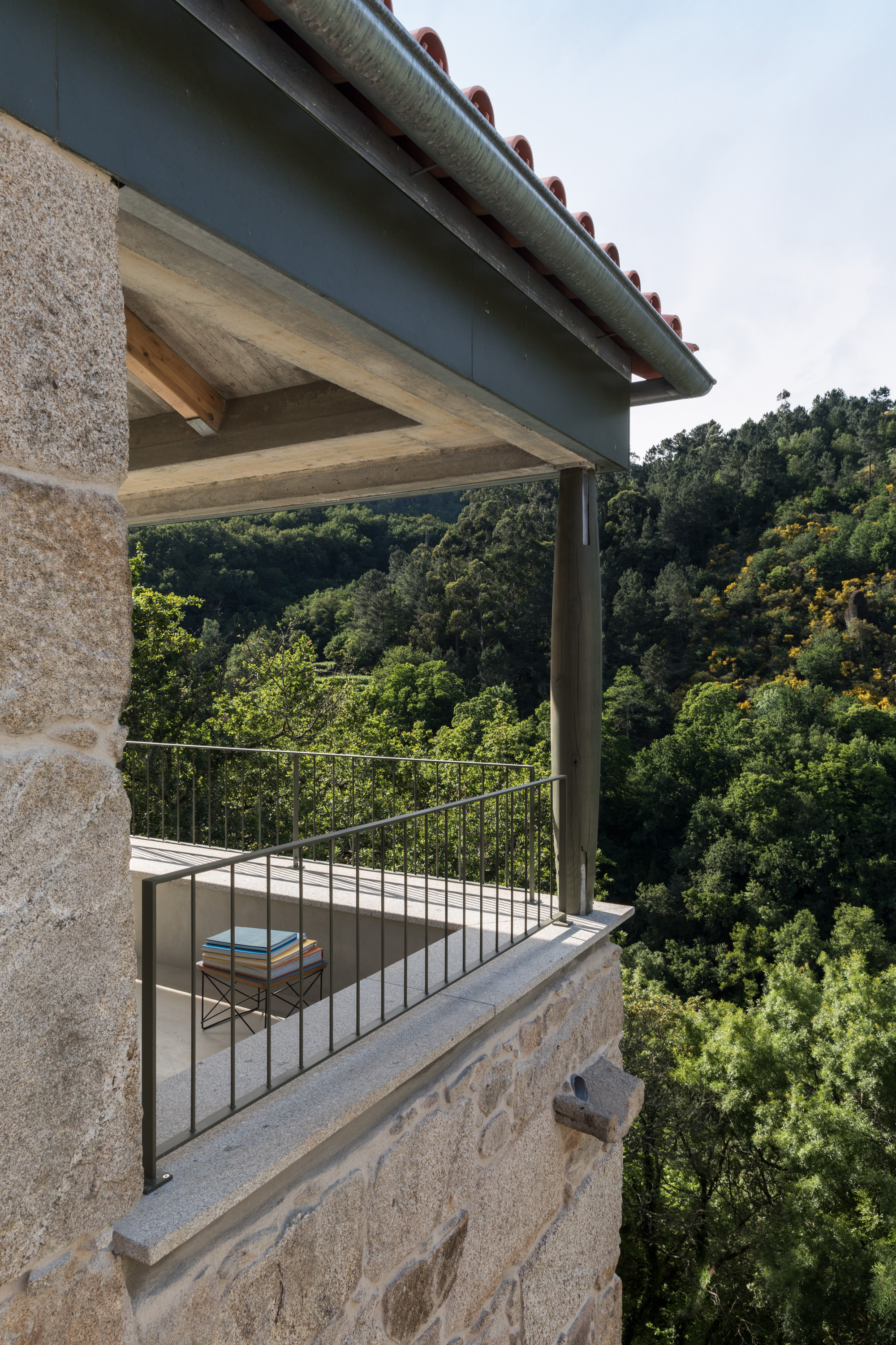 姊妹屋；姊妹楼（需结合具体语境确定最合适的表达，这里假设在描述建筑等场景下） 丨葡萄牙丨oitoo-30