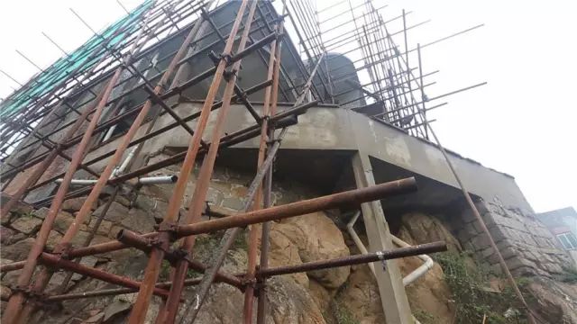 《梦想改造家》封神之作：同样花了130万，爆改悬崖之上老破危房，真的太牛了！-84