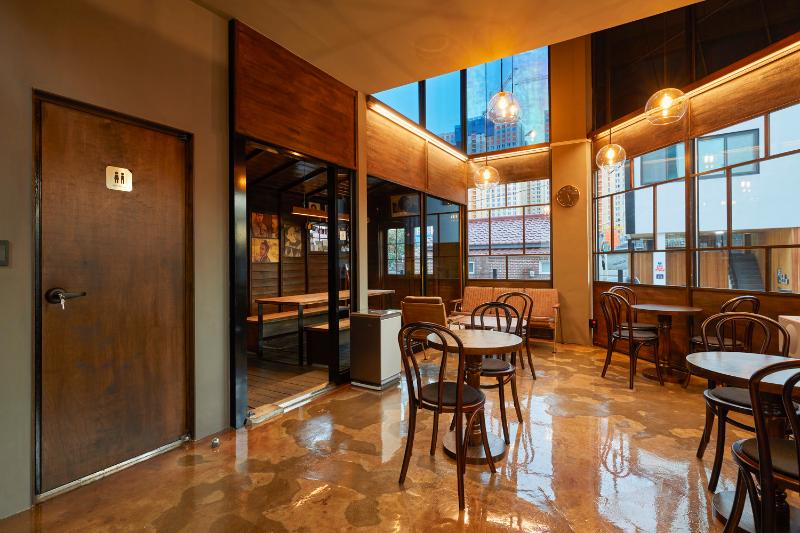 温馨 16 坪咖啡厅，明亮色彩与照明营造舒适氛围-7