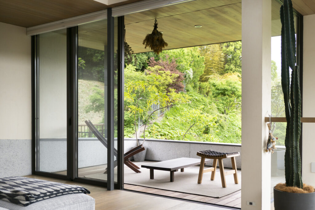 里山の風景を取り込む　室内と一続きの軒下テラスが豊かな時間をもたらす | Architecture | 100%LiFE-3