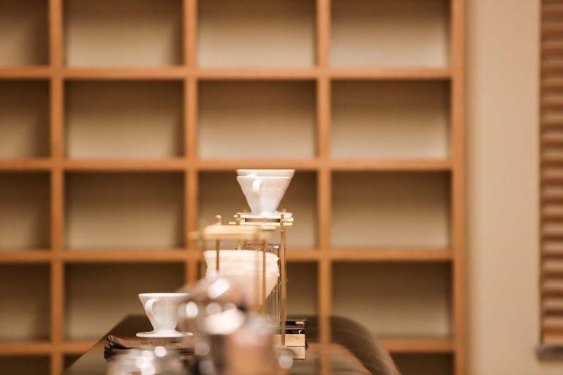 60 平温馨咖啡馆，白色与木质的完美融合-9