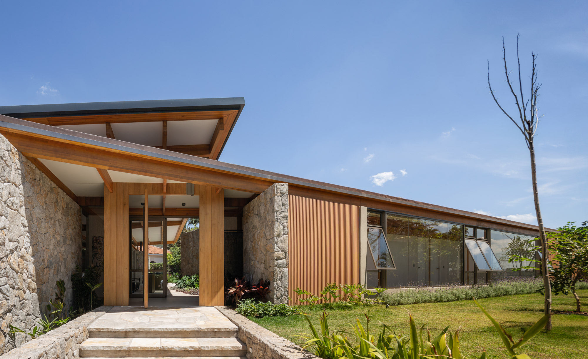 马萨诸塞州住宅（注：MA一般是美国马萨诸塞州Massachusetts的缩写，这里House可理解为住宅，具体需结合更详细语境） 丨巴西丨Estúdio Rossi Arquitetos-1