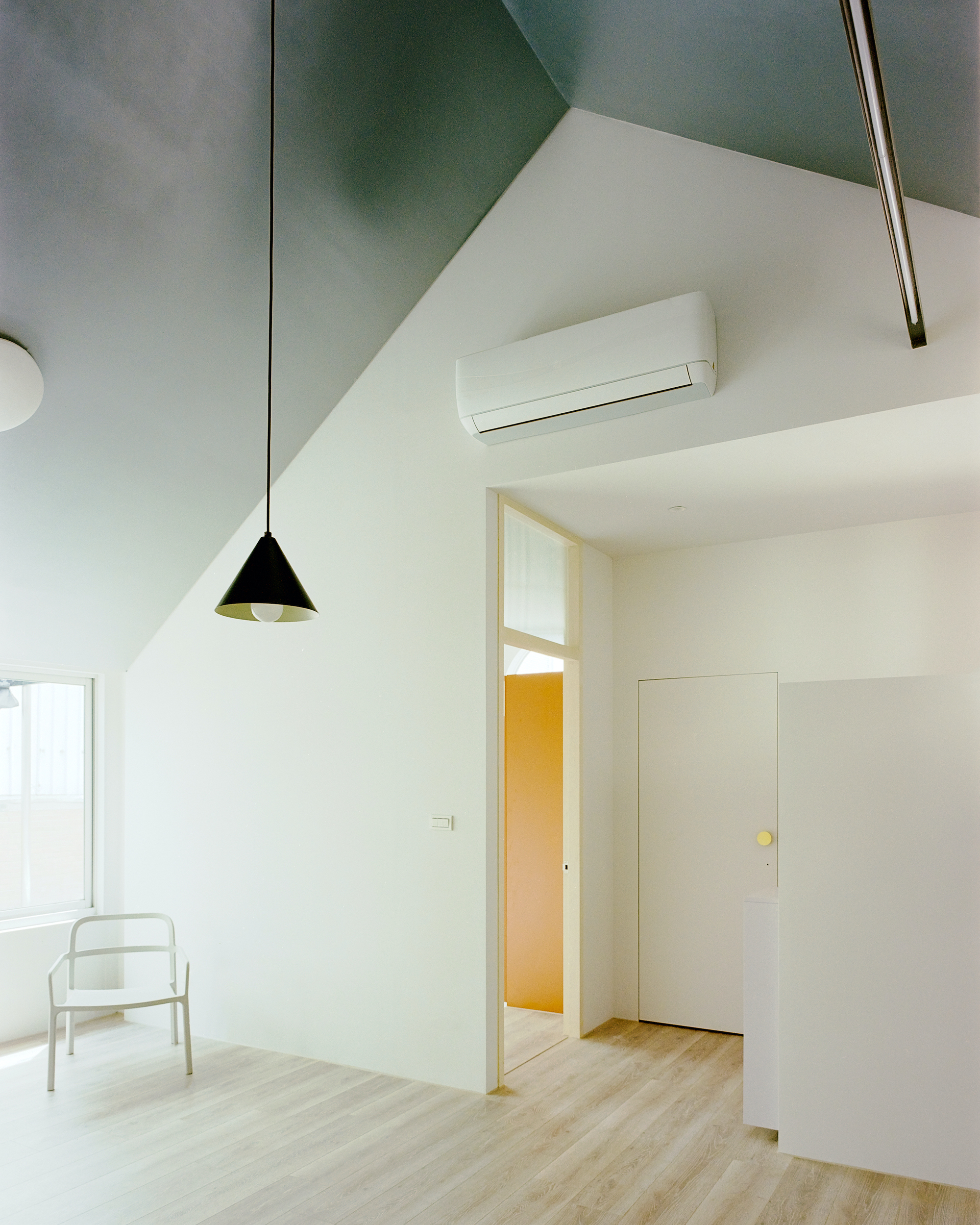 Double Roof House / Studio Tngtetshiu-19