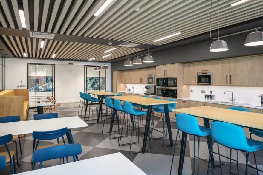 办公室采用了大胆的色彩和动态的家具解决方案 - 米尚丽零售设计网 MISUNLY- 美好品牌店铺空间发现者-4