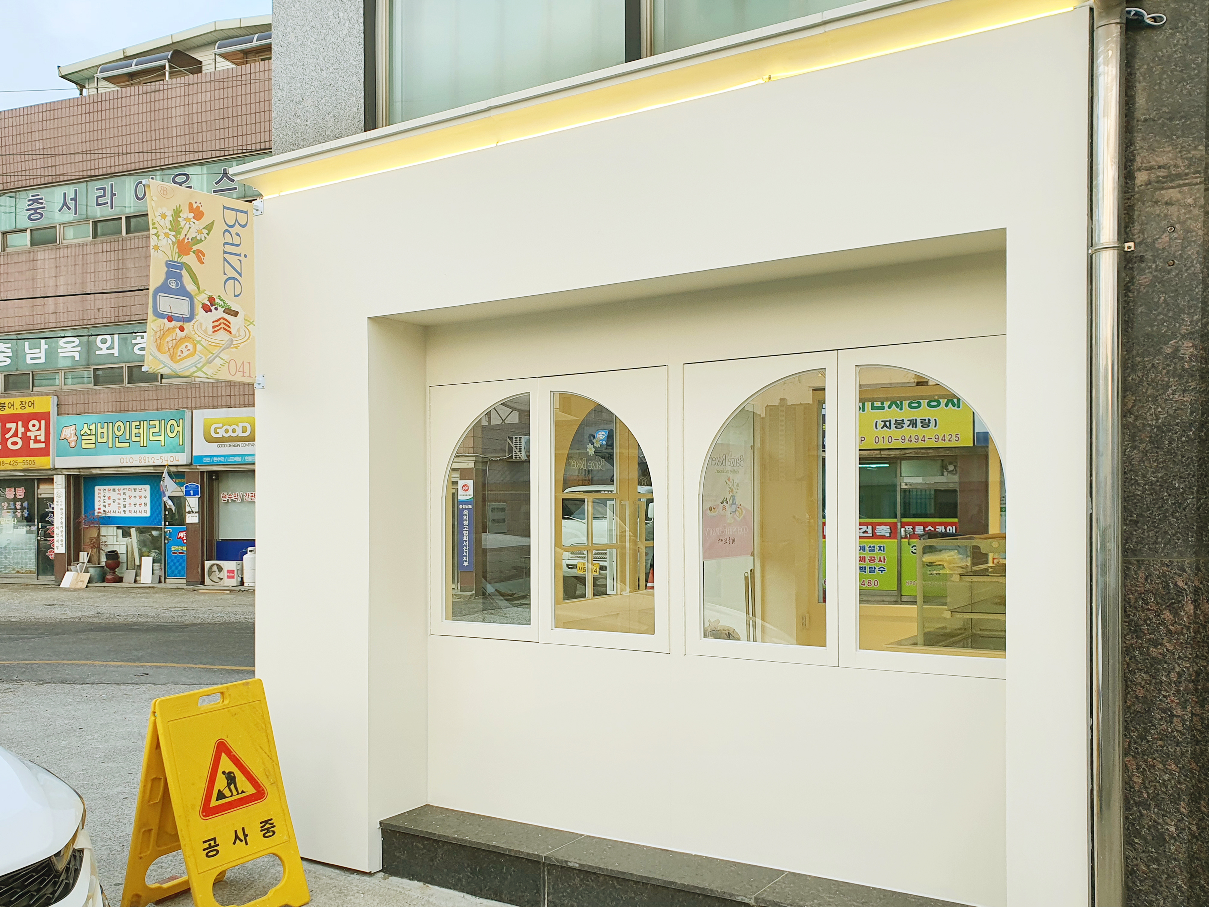 韩国烘焙店"베이즈"——极简白色风格的设计魅力-9