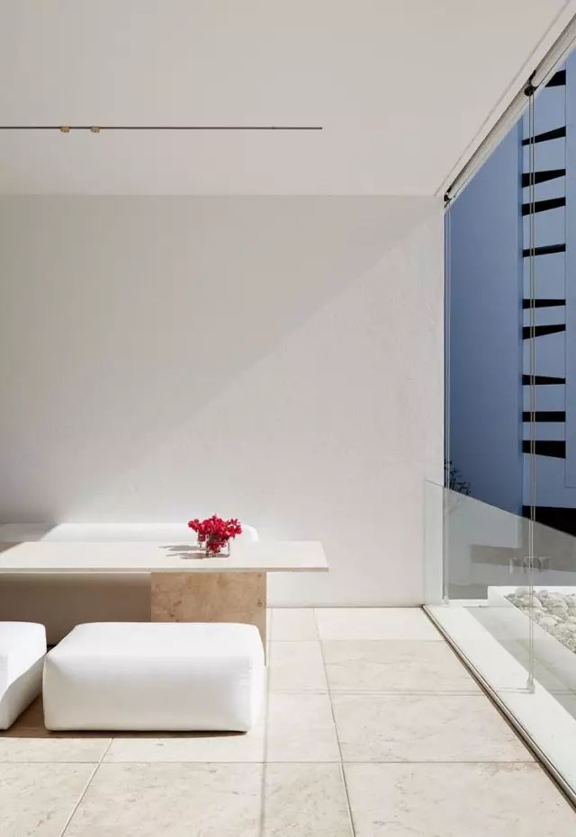 开了灯后，这家性冷淡风的酒店美爆了!-96