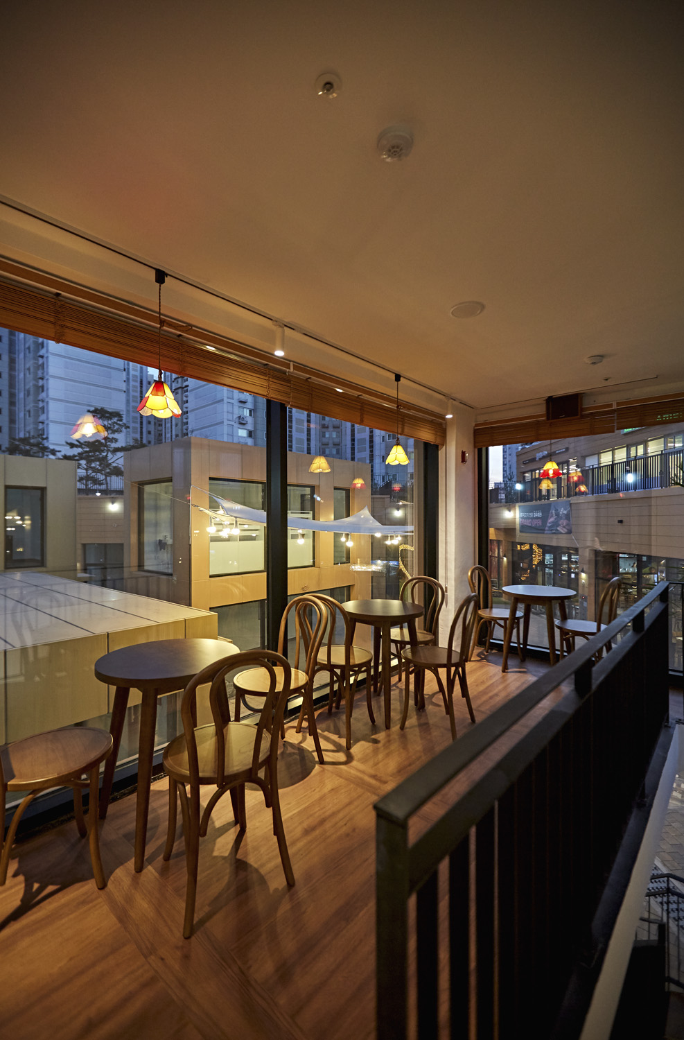 首尔 10 层咖啡厅 | 极简主义的室内设计魅力-11