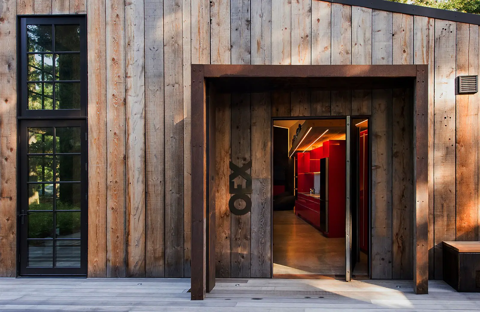 环保木屋设计,红色法拉利厨房成亮点-7