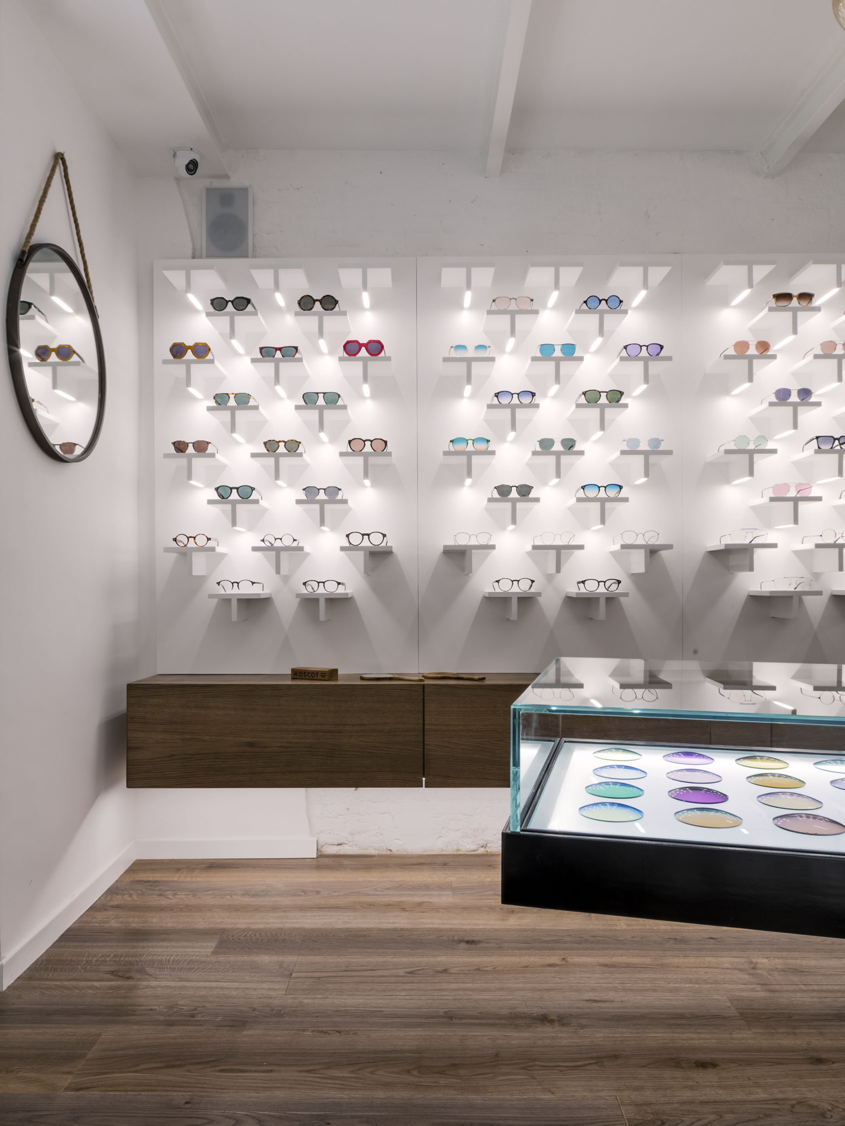 历史与现代交融的意大利眼镜店设计-12