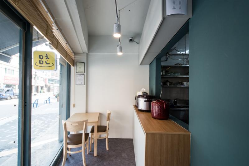 温馨舒适 12 平米半开放式咖啡厅设计-7