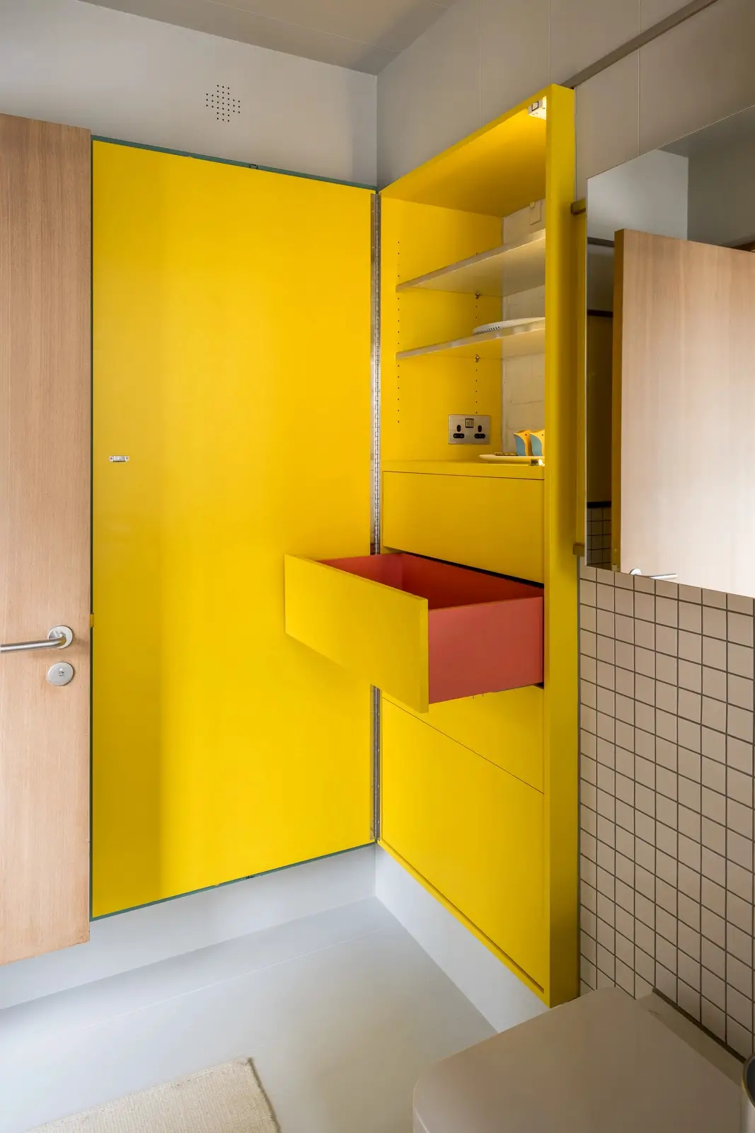 伦敦独特黑色设计公寓 | 古典与现代的完美融合-18