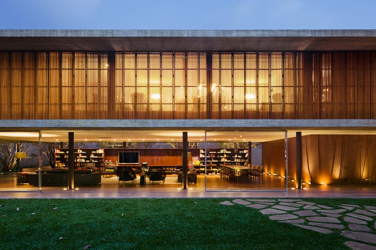 巴西 Toblerone 住宅 | 开放式布局，木结构网格，室内外自由空间-43