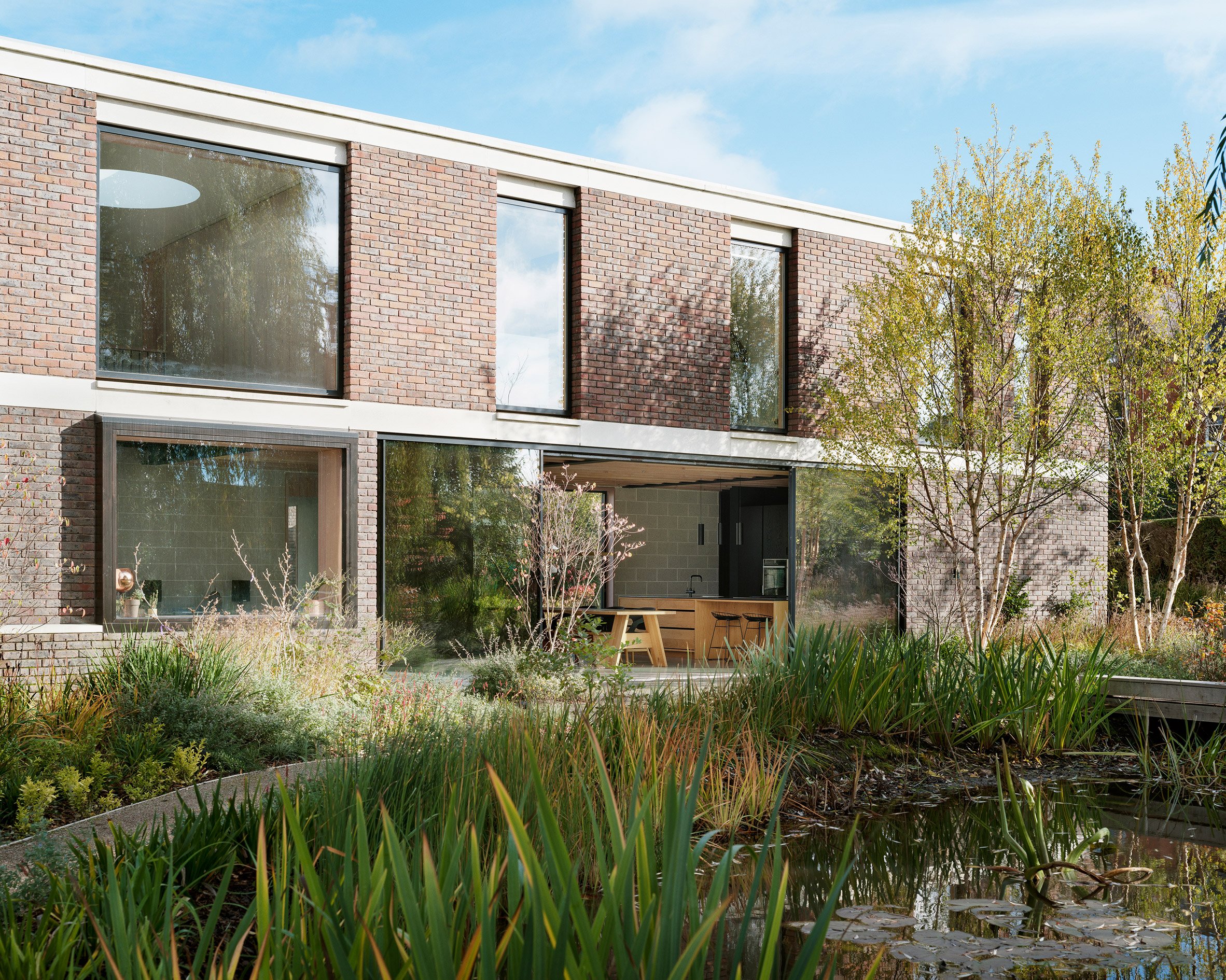 英国 Blee Halligan 建筑事务所打造“Derwent Valley Villa” | 室内外和谐共生，绿意盎然-3