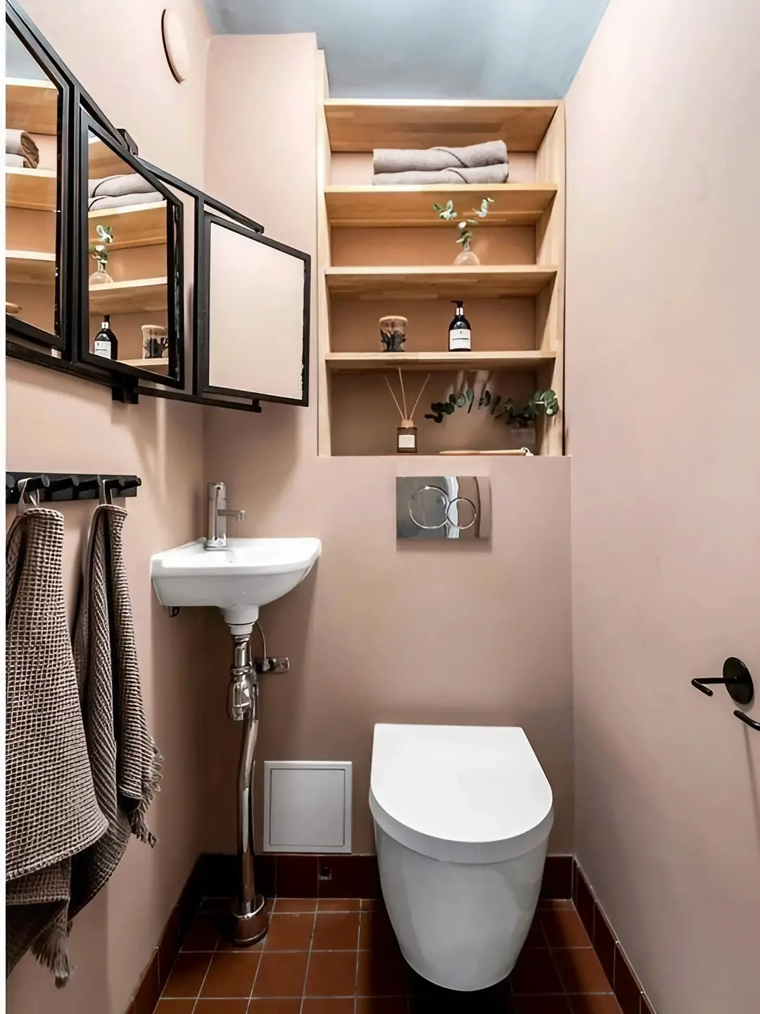 瑞典 58m2 屋顶公寓 | 黑色魅力与粉色过去的完美融合-15