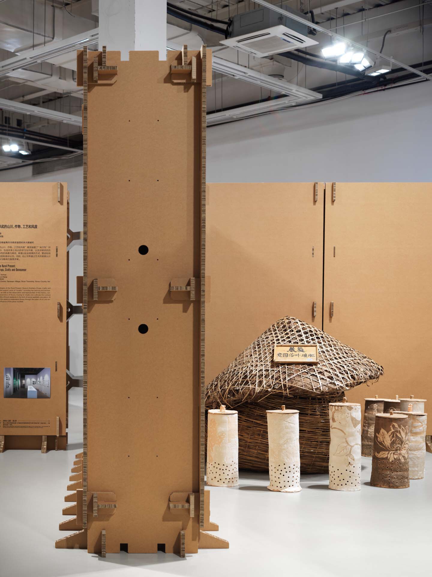 Exhibition Space Formed by Corrugated Cardboards / LUO studio-57