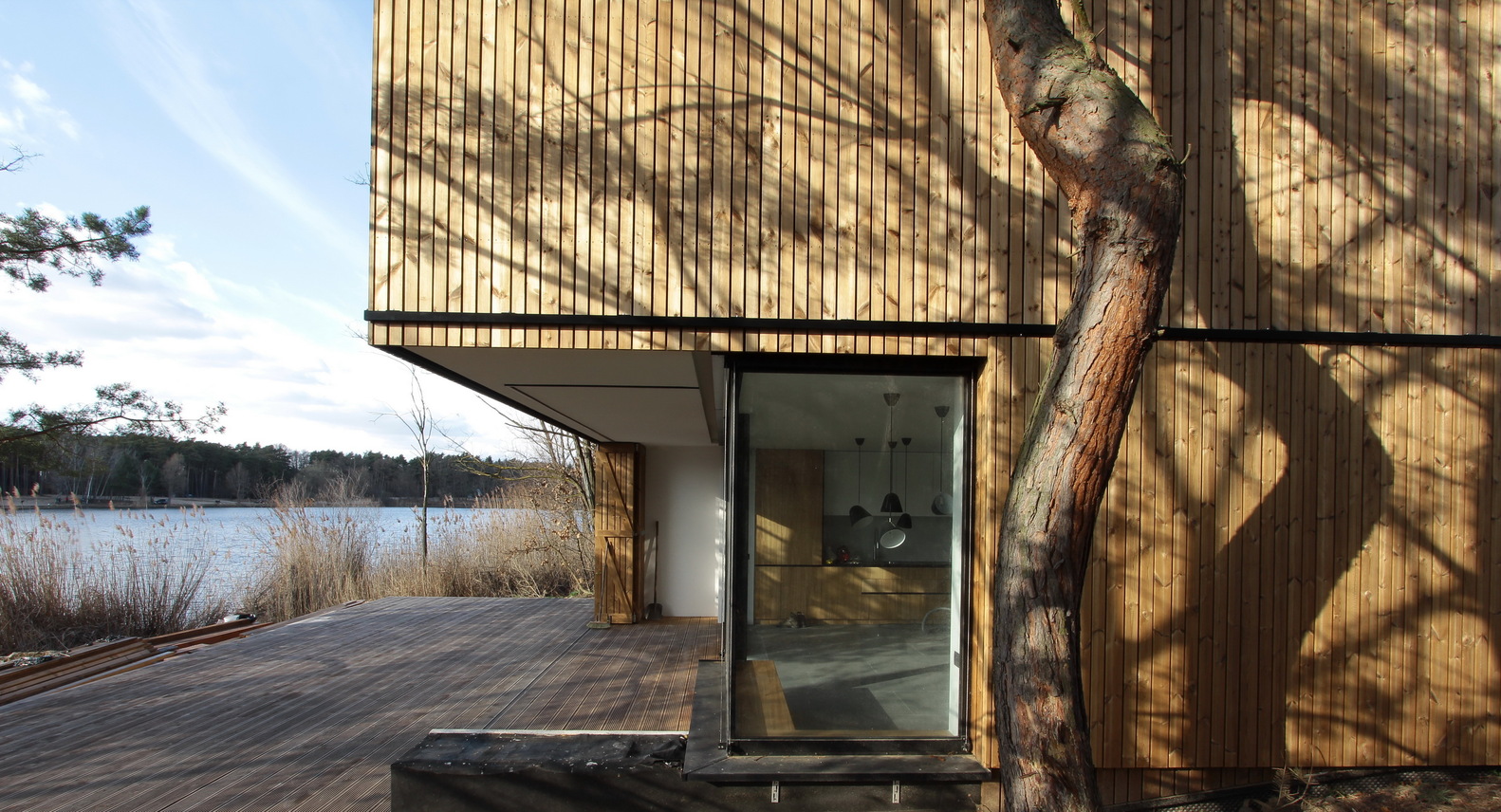 嵌入林地的周末别墅-27