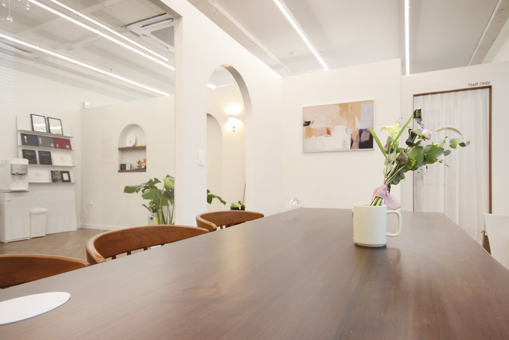 温馨韩式美容院，展现白色与木质的魅力-5