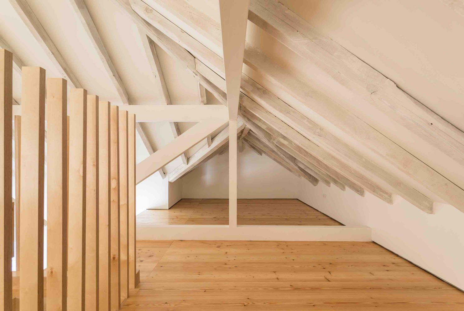 葡萄牙特拉法里亚度假屋 | 木质分隔打造舒适私密空间-35