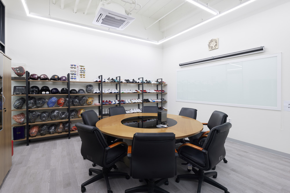 极简白与温暖木的 43 平办公空间设计-8