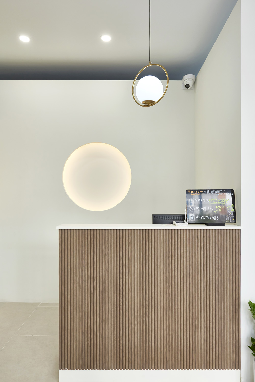 白色与木质，打造 25 平米极简美容室-14