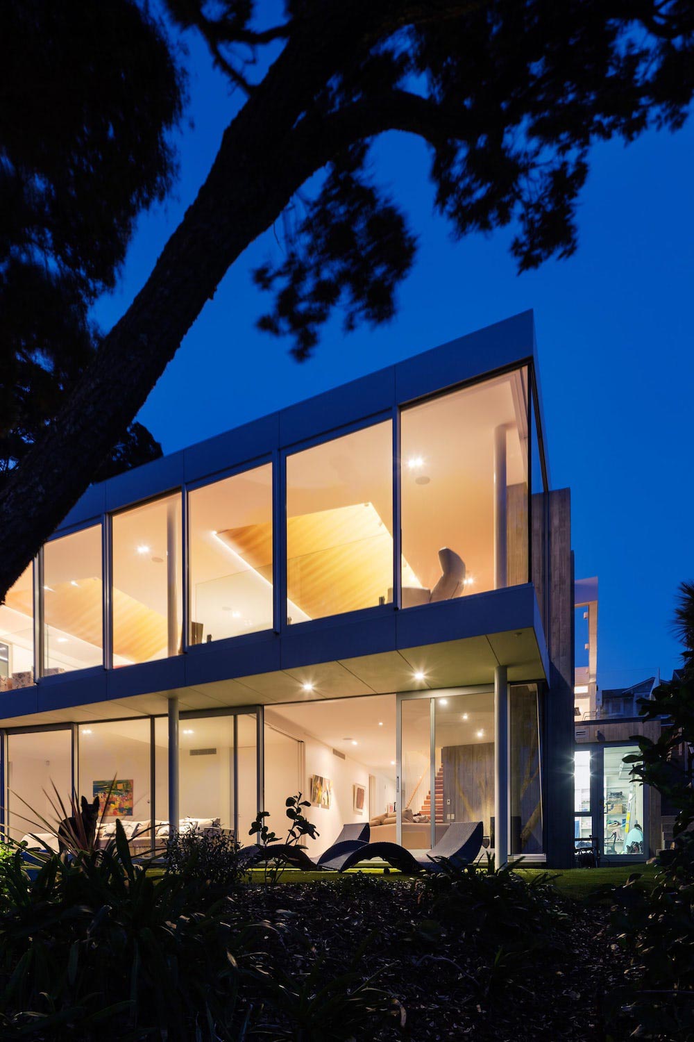 Warm and comfortable interior of a house which contrasts with the sleek exterior of white pre coloured fibre cement   CAANdesign  Architecture and home design blog-16