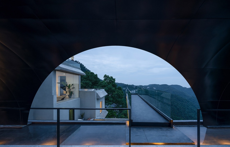 重庆南山“塔可夫斯基式”住宅 | 雾中桥梁的魔幻建筑体验-34