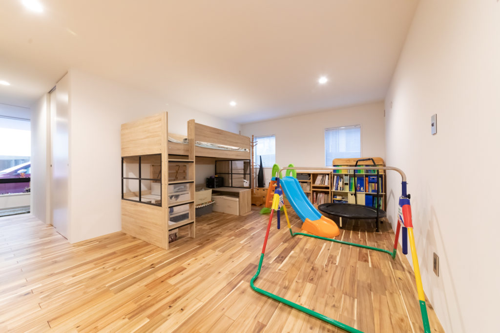 家族がほどよくつながる多目的な高床と空庭をもつ職住一体の住まい | Style of Life | 100%LiFE-15