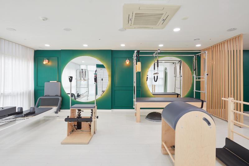 15 坪极简风办公空间设计，点睛之笔的室内配色-2