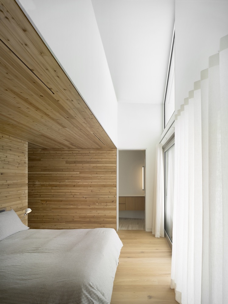 加拿大 Compass House 周末之家,白色橡木与雪松营造温暖室内空间-46