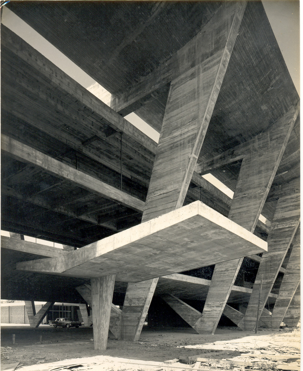 巴西里約熱內盧現代藝術博物館：建築大師 Affonso Eduardo Reidy 採V形柱列、懸吊樓板，打造現代主義建築經典 | FAM-68