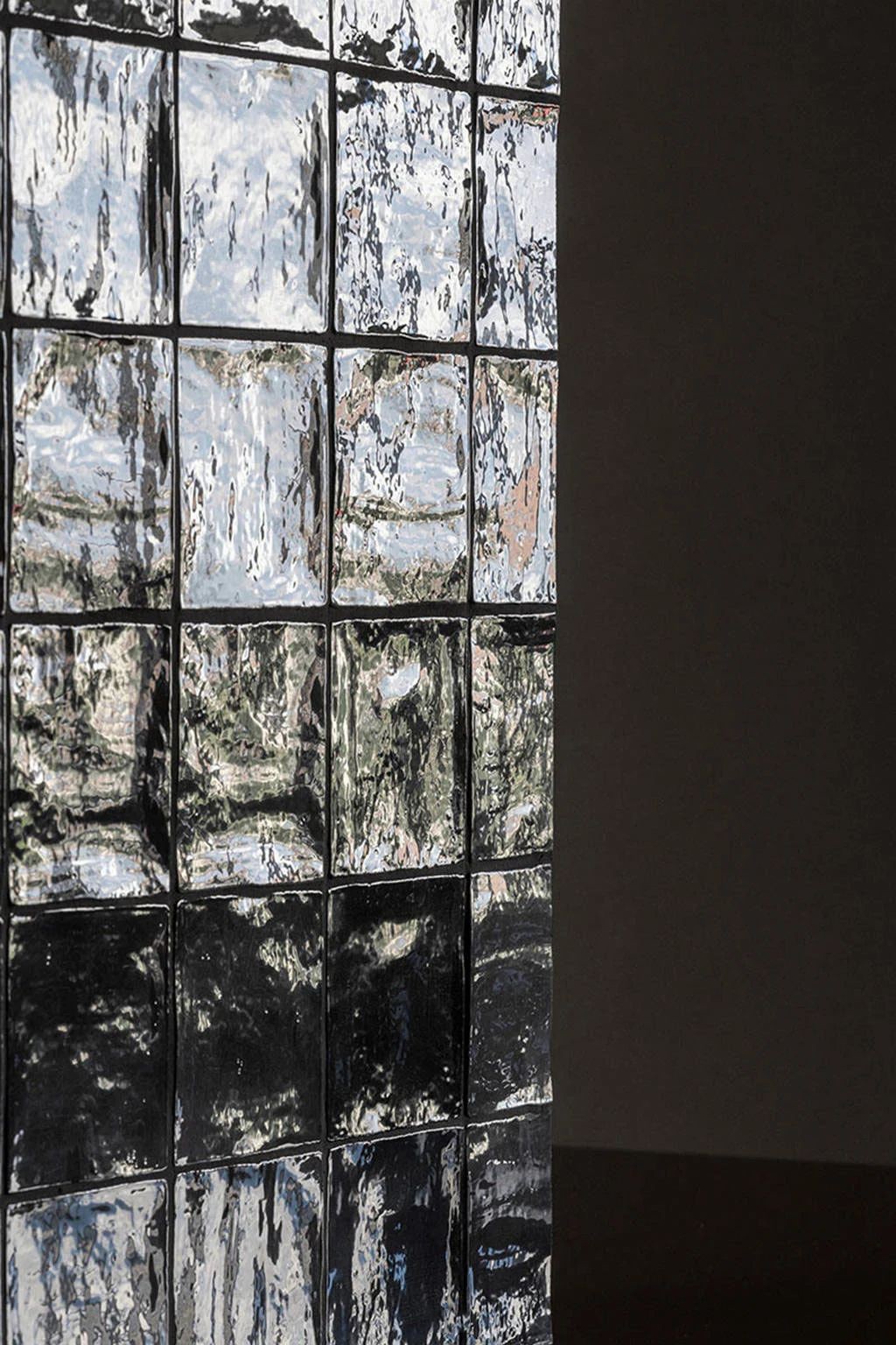 多彩不规则布局公寓，大胆壁纸打造现代时尚空间-27