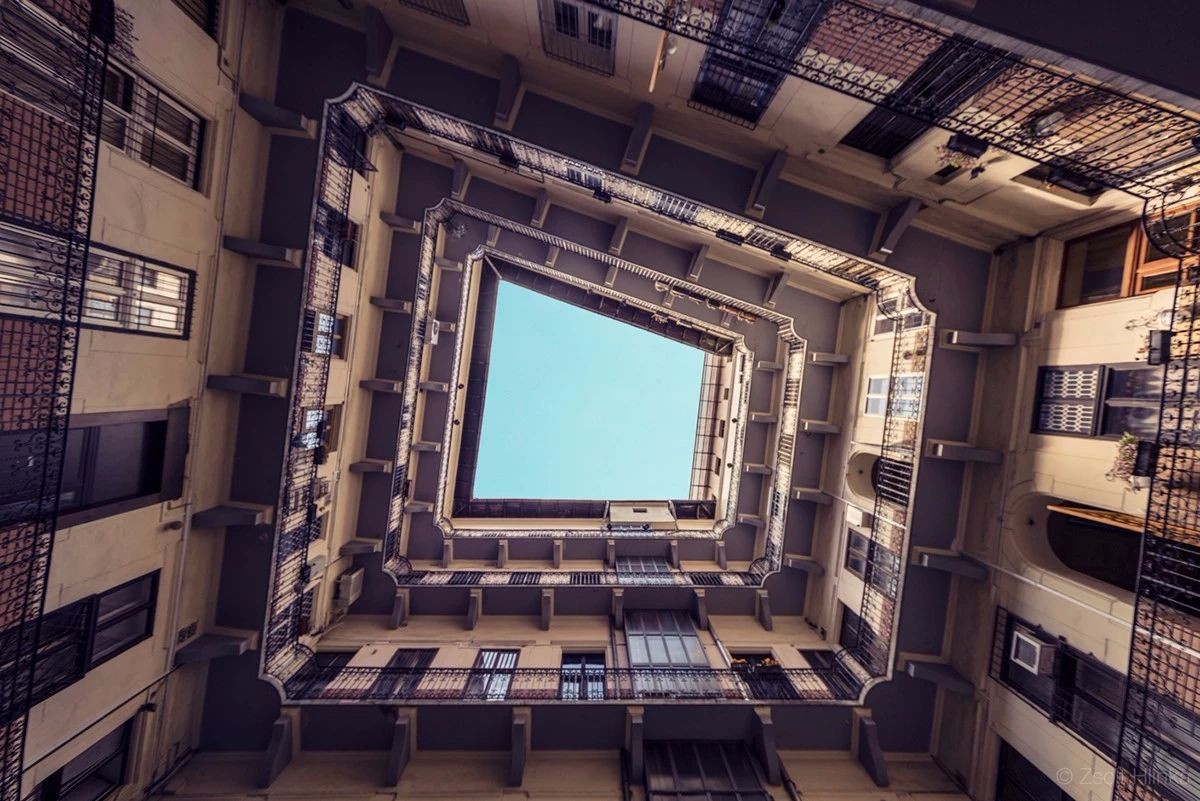 穿越天空的隧道 | 摄影师 Zsolt Hlinka 的几何建筑视觉-20