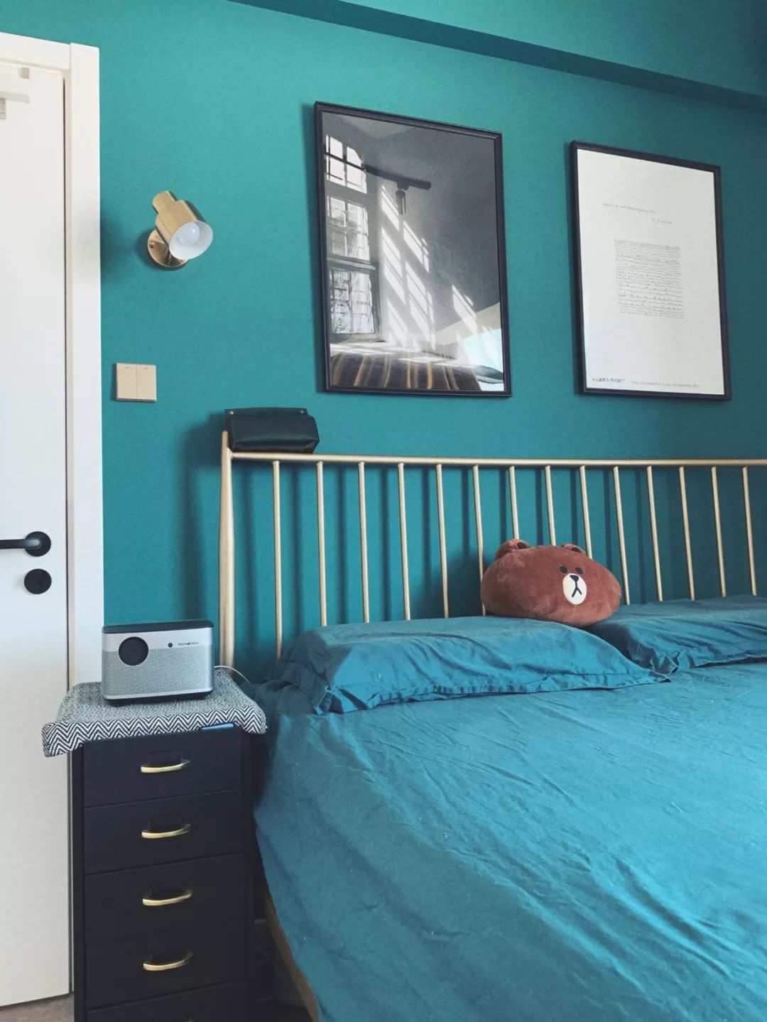 轻奢风卧室设计，黄铜色床铺打造高档氛围-31